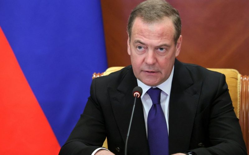 Эксперт объясняет, почему Медведев предложил Трампу бороться с наркокартелями в Киеве